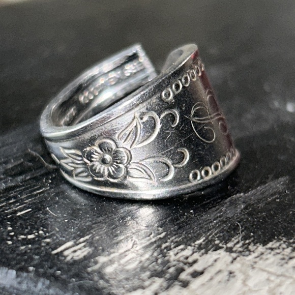 One a kind spoon ring engraved with flowers and the letter B - Picture 2 of 4